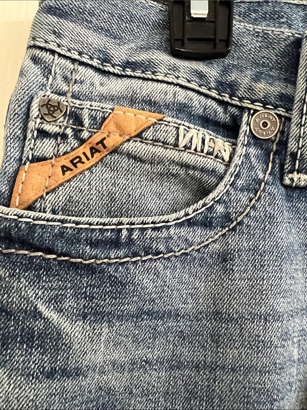Ariat Men’s Straight Jeans in Medium Blue Wash - Picture 3 of 10